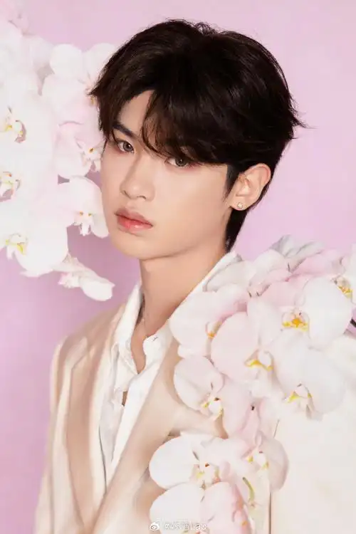 黄明昊花团锦簇写真##黄明昊白西装