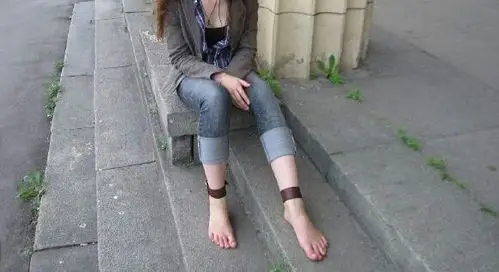 女朋友赤脚去旅行,脚走烂了,怎么恢复