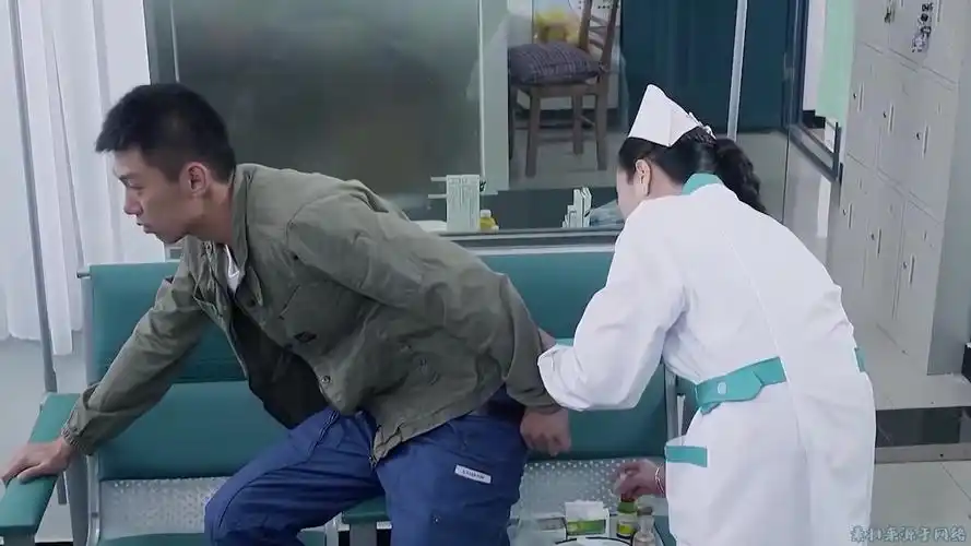爆笑打针,雷佳音得罪护士,被狠扎一针,扎完傻眼:你是我姐夫? (1)