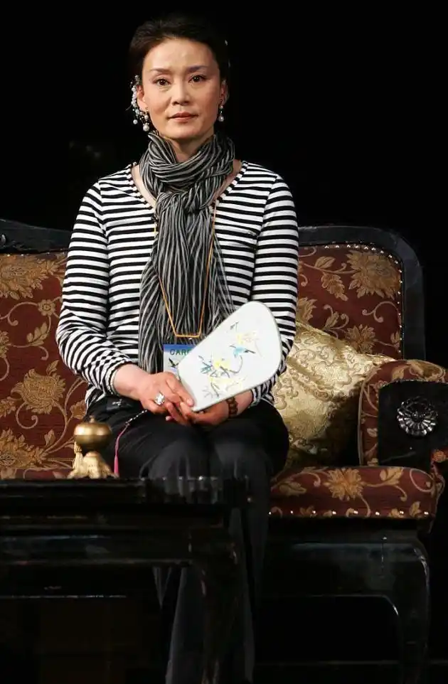 原创潘虹真是优雅了一辈子快70岁了还穿豹纹西装端庄而又大气