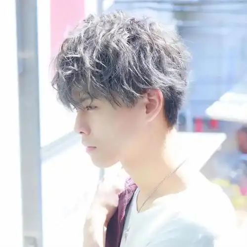 男生轻微纹理烫换个纹理发型感觉帅多了