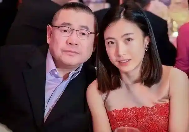 和周星驰成好友,骂刘銮雄是"肥佬",甘比从小记者做到豪门阔太_感觉