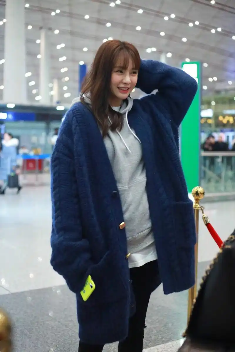 沈梦辰穿蓝色针织毛衣内搭灰色卫衣现身机场,皮肤白皙笑容灿烂