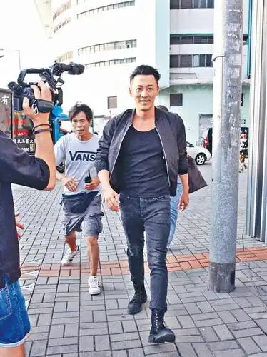 林峰晒街头风照片,黑色背心配牛仔裤,浑身散发型男魅力