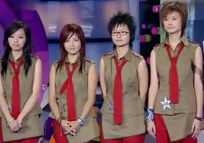 何洁在2005年拿到了超级女声的第四名,虽然没进前三,但这个第四名的