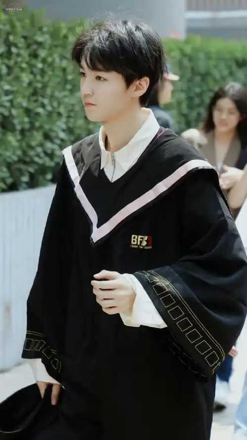 王俊凯超话时间过得真好快,穿着学士服和同学一起扔学士帽,一起爬