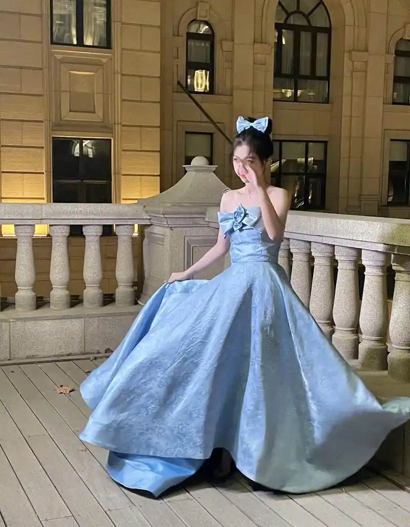 虞书欣穿蓝色长裙美丽动人