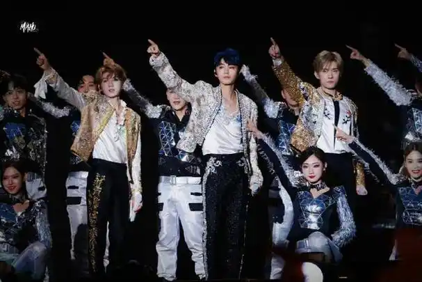 tfboys演唱会霸屏热搜,十年的青春怎能说散就散,现场泪崩大合唱