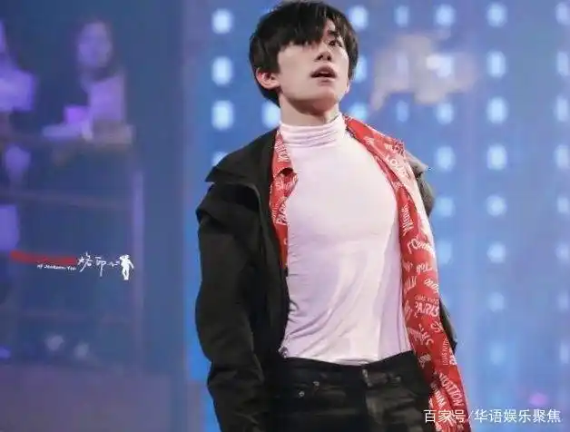 易烊千玺的肌肉线条太赞了,胸肌腹肌肱二头肌,满满的硬汉荷尔蒙