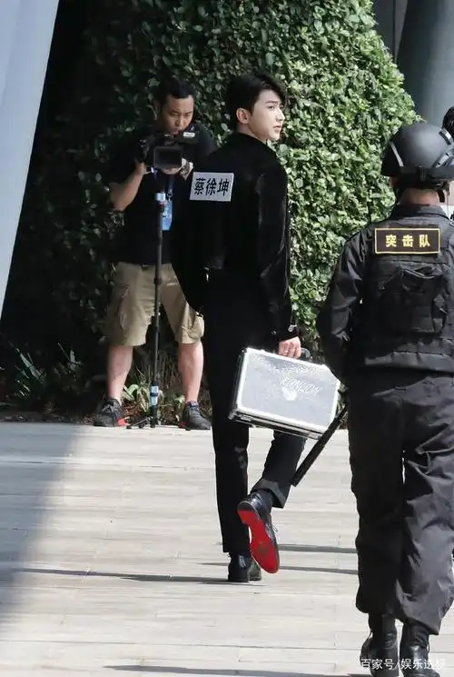 蔡徐坤跑男宫廷造型,与angelababy同框似王子公主,被喊话露害羞