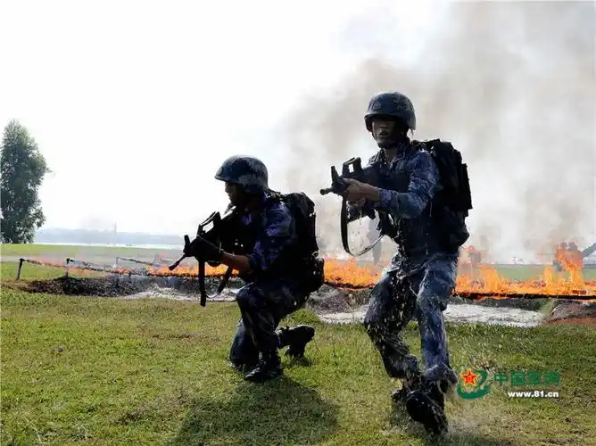 从泥潭钻出的战士开始冲锋. 梁景锋摄