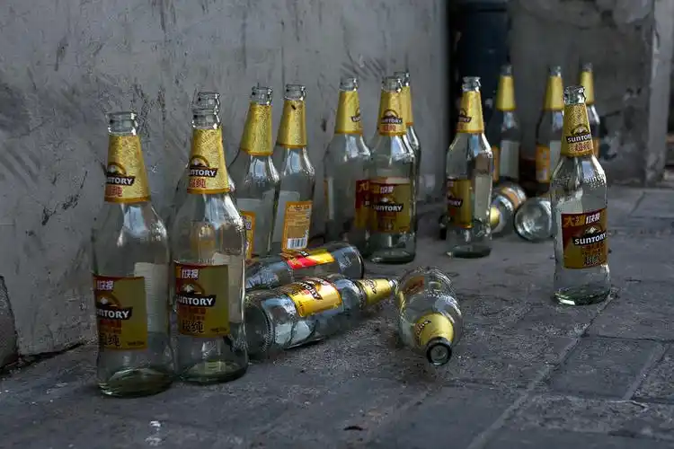 路边零散的酒瓶,看来昨夜有人在此狂欢