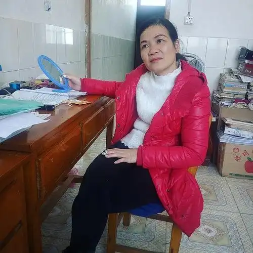 为表示妈妈不老,我给她拍照,她说要化妆,因为大年初二她的初中同学