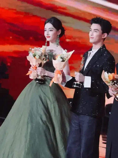 在隼心里长歌比命重  @dear-迪丽热巴@吴磊leo  #愚人节站姐团建