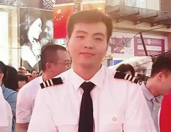 还记得川航8633惊魂事件吗被吹出机舱外的副机长现在过成这样