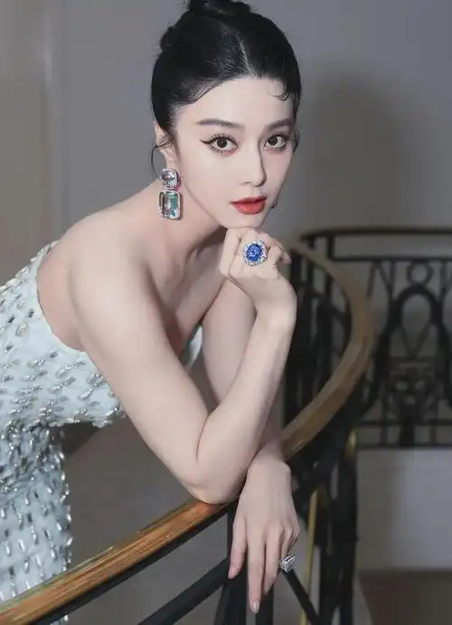 虽说不是她的粉丝,夏纳红毯还是得看范冰冰