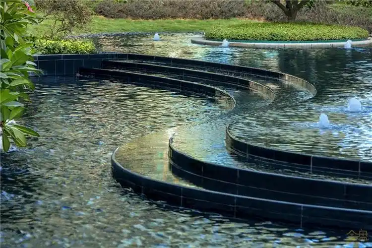 >东湖·悦海湾东湖会展示区的核心区,大面积的镜面水景,圆形下沉庭院