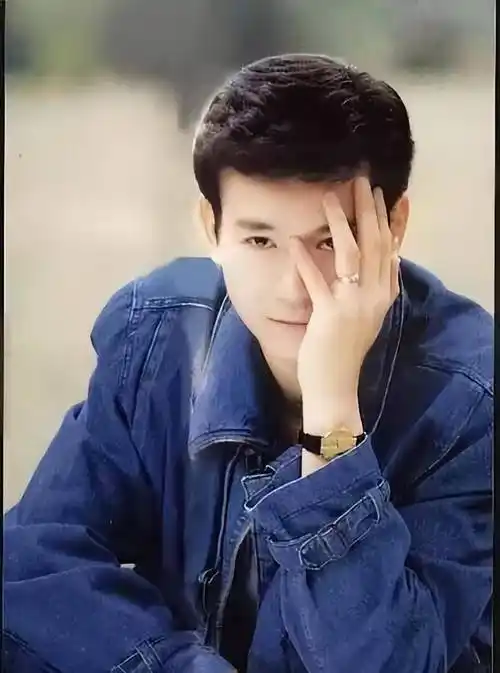 讲真,郑少秋才是中式淡颜帅哥天花板,比现在的男明星好看太多_造型