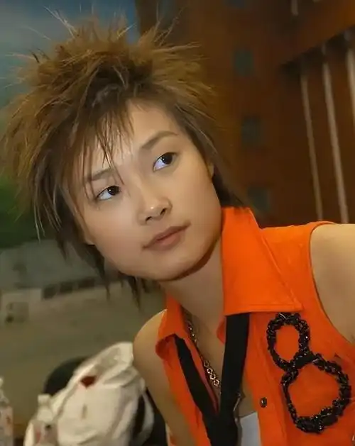 前些日子,李宇春参加活动时,她坐在轮椅上的一张照片被传得沸沸扬扬.