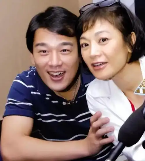 回顾王耀庆:为不搬家娶房东女儿婚后生两子,今事业有成家庭幸福