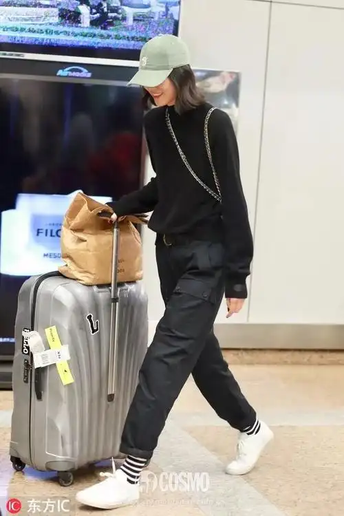 女明星的机场街拍越来越不好玩,年度冠军有了!