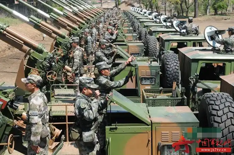 解放军大批"卡车炮"一字排开 阵势惊人