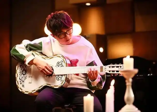 毛不易,这位来自黑龙江小县城的歌手,用他的才华和努力为我们带来了无