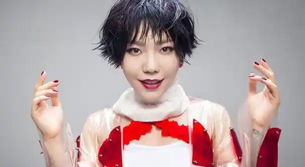 吴莫愁素颜照片比化妆好看(吴莫愁从浓妆艳抹到素颜淡妆)