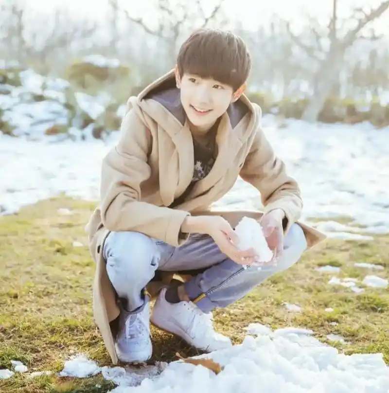 王源:拾光 王源出道十周年,十年拾光,从重庆走向世界,由青涩稚嫩到