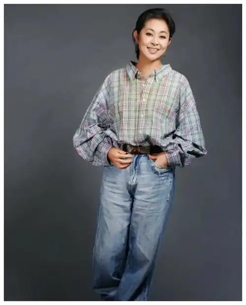 61岁倪萍又瘦不少,穿羽绒服搭牛仔裤裤管显空荡,没有往日洋气范__财经