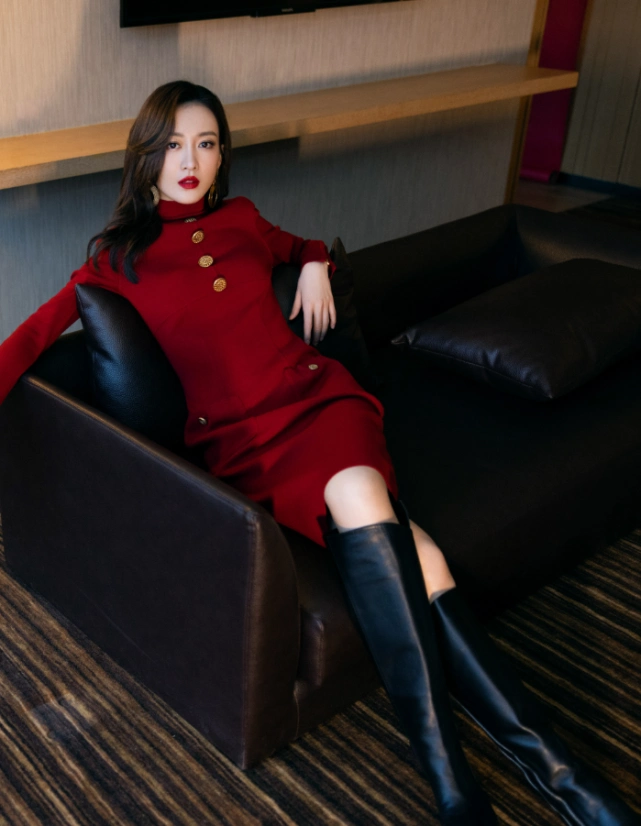 王鸥穿开叉裙热舞,身材发福腿部肌肉明显,终于相信她快奔四了