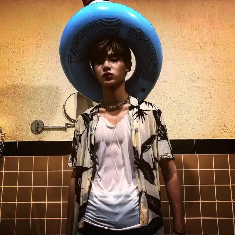 190421 justin黄明昊 ins更新一则   「在水里待这么久辛苦了