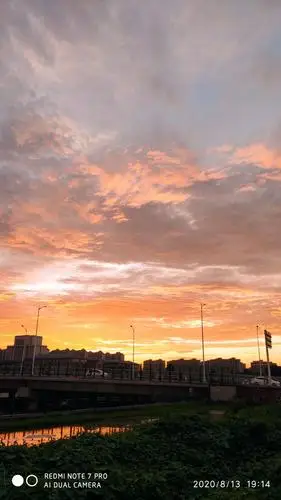 傍晚,晚霞染红了天际