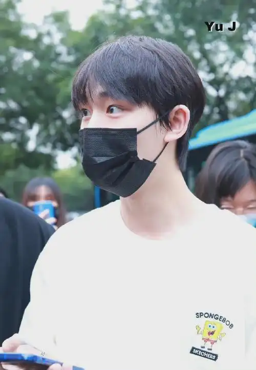 丁程鑫穿北电校服参加开学典礼##穿北电校服的丁程鑫##丁程鑫北电