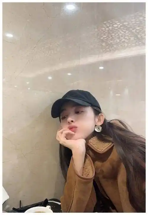 古力娜扎情人节的美照,嘟嘴卖萌像少女,超大饭量让人惊叹!