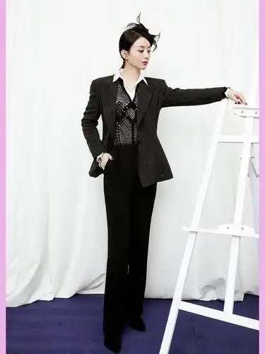 赵丽颖真会凹造型,穿条纹西服搭配黑色西裤洋气俏皮,气场全开