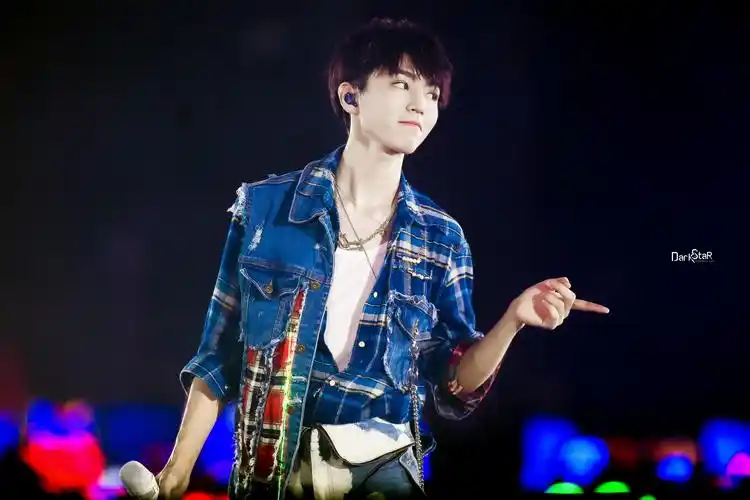 王俊凯 #tfboys 告白 the fever 六周年演唱会# 深圳