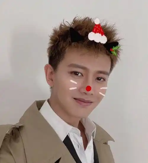 首先看任嘉伦的卖萌自拍,有没有萌化你的心啊.