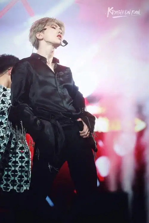 同样是顶胯,为何易烊千玺受到表扬蔡徐坤被嘲