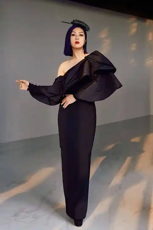 杨千嬅声生不息最新一期造型写真斜肩礼服高贵冷御气场足