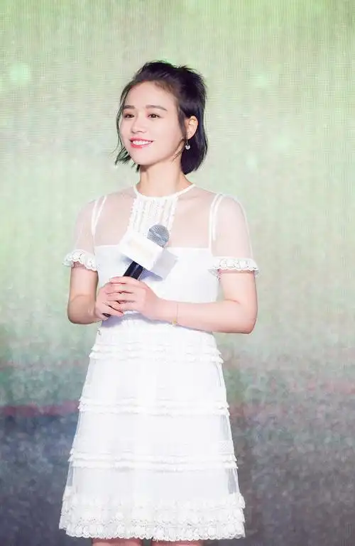 马思纯白裙明媚