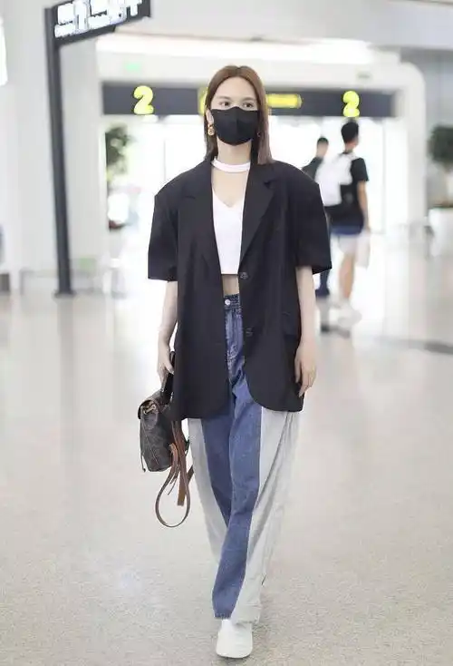 2022年7月31日,长沙,杨丞琳长沙黄花机场街拍.她穿宽肩西装.