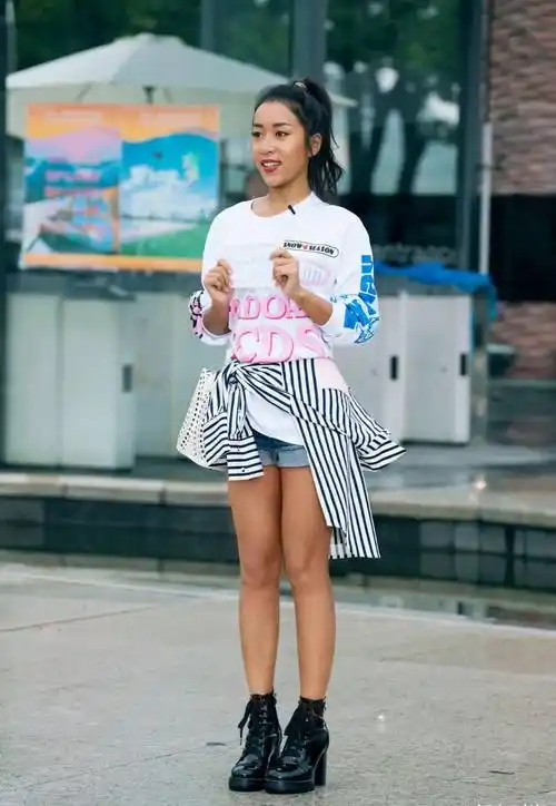 32岁吉克隽逸高调走机场,穿23号球衣搭牛仔短裤,这腿太抢镜了_时尚