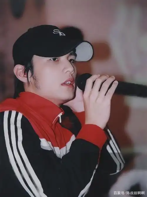 20年前周杰伦的老照片,当时年轻的颜值真的很高