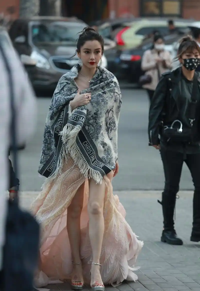 angelababy  粉嫩玉足和美腿合集[滑稽]