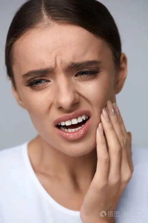 牙齿疼痛.美丽的女人患痛苦牙痛