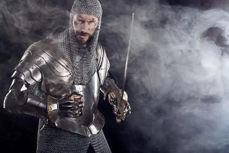 拿着剑站立的盔甲战士