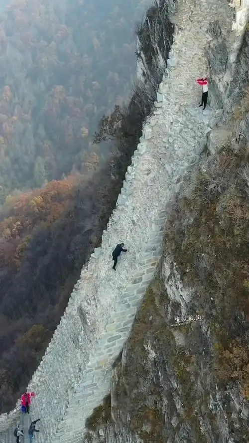 段是箭扣长城最为险峻的地方,近80度的陡坡一般恐高和胆小的人不敢上!