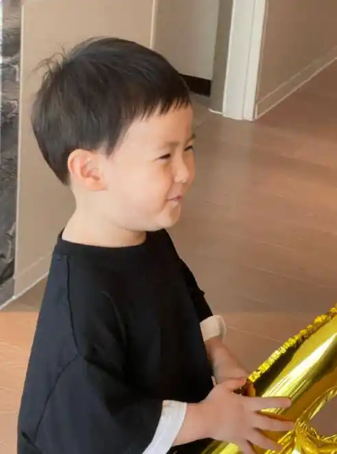 沈腾3岁儿子正面照罕见曝光