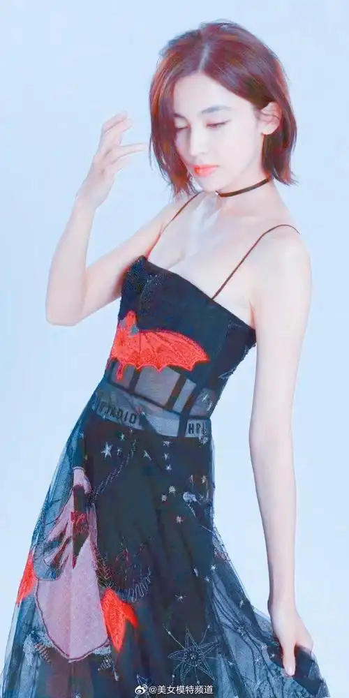 古力娜扎短发吊带柔美写真